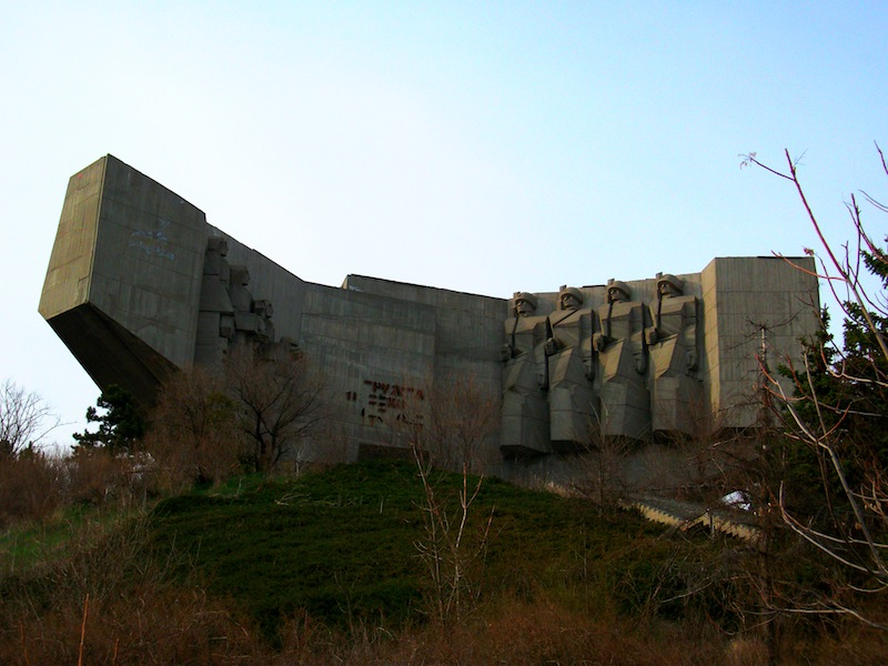 Illustration for article titled An extremely creepy tour of an abandoned Soviet monument in Bulgaria